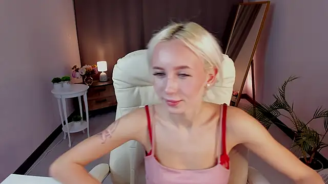 cute luucy online show from March 17, 2026, 3:20 am
