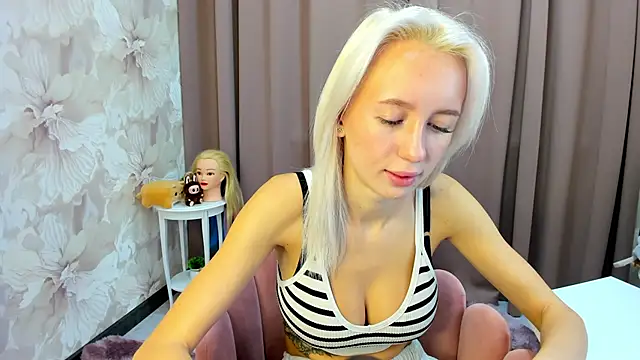 cute luucy online show from October 23, 2025, 2:32 am