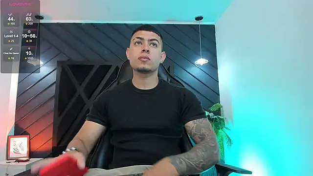 Snapshot of marco_garciia_ chatting on December 2, 2025, 11:17 pm marco garciia online show from December 2, 2025, 11:17 pm