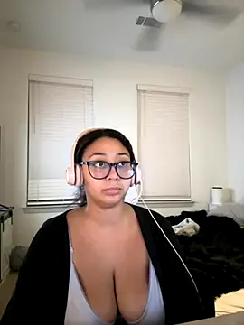 Snapshot of minhaa_gamer chatting on October 5, 2025, 11:56 am minhaa gamer online show from October 5, 2025, 11:56 am