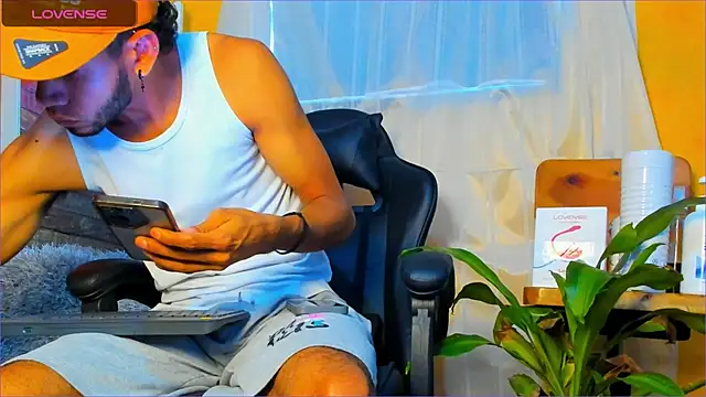 Snapshot of Alex_bigcock11_ chatting on October 21, 2025, 1:43 pm Alex bigcock11 online show from October 21, 2025, 1:43 pm