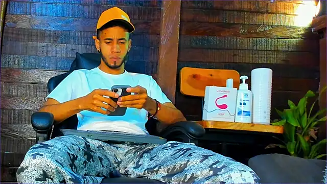 Snapshot of Alex_bigcock11_ chatting on October 29, 2025, 11:42 am Alex bigcock11 online show from October 29, 2025, 11:42 am