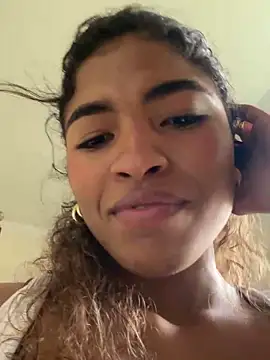 Snapshot of sienna_glow chatting on February 27, 2026, 5:02 pm sienna glow online show from February 27, 2026, 5:02 pm