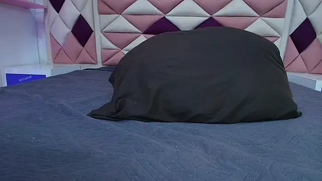 Snapshot of valecastro_ chatting on October 10, 2025, 7:15 pm valecastro online show from October 10, 2025, 7:15 pm