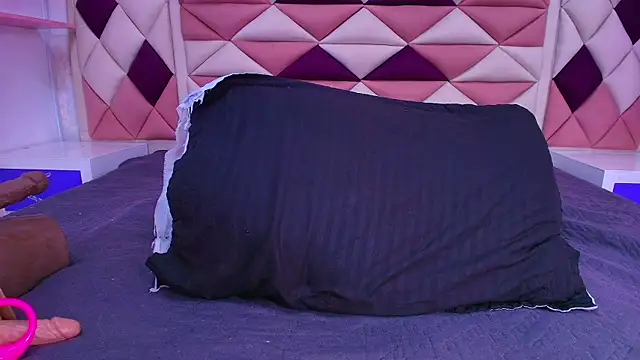 Snapshot of valecastro_ chatting on October 28, 2025, 7:13 pm valecastro online show from October 28, 2025, 7:13 pm