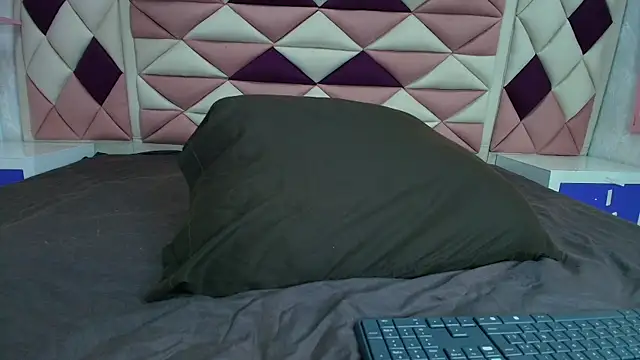 Snapshot of valecastro_ chatting on October 11, 2025, 7:15 pm valecastro online show from October 11, 2025, 7:15 pm