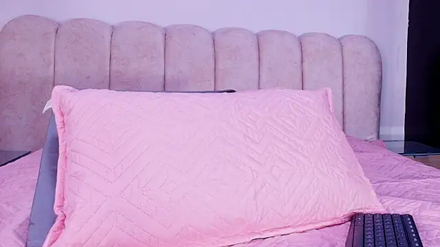 Snapshot of valecastro_ chatting on December 1, 2025, 7:15 pm valecastro online show from December 1, 2025, 7:15 pm