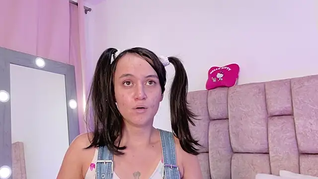 Snapshot of LolaYun chatting on November 16, 2025, 5:28 pm LolaYun online show from November 16, 2025, 5:28 pm