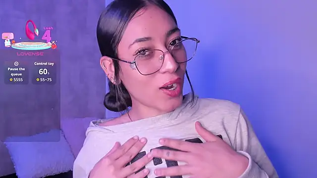 Snapshot of Becky_G chatting on November 4, 2025, 3:43 am Becky G online show from November 4, 2025, 3:43 am