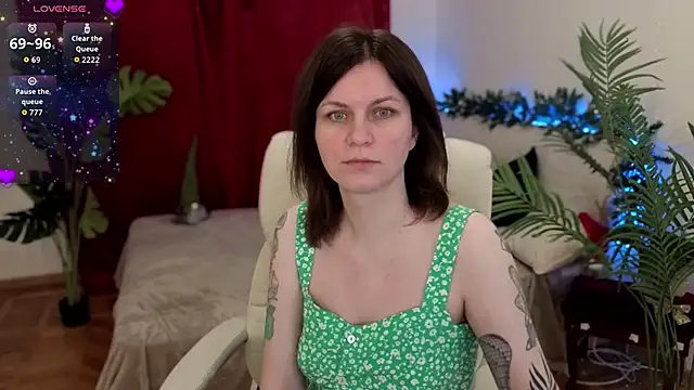 Snapshot of TinaMelt chatting on November 16, 2025, 4:56 pm TinaMelt online show from November 16, 2025, 4:56 pm