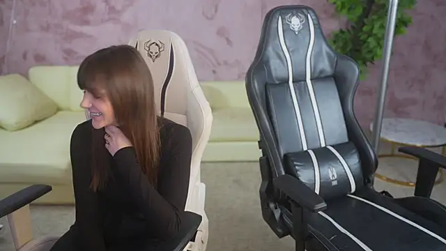 Snapshot of Esmie_Smile chatting on November 1, 2025, 3:28 pm Esmie Smile online show from November 1, 2025, 3:28 pm