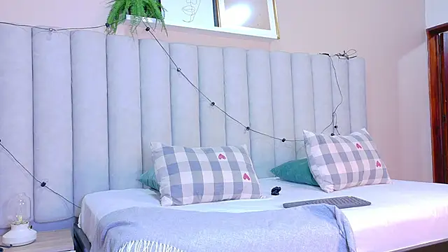 Snapshot of RiriiBrunette__ chatting on February 9, 2026, 8:40 pm RiriiBrunette online show from February 9, 2026, 8:40 pm