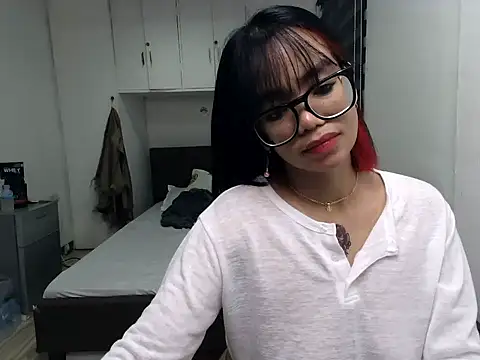 eattmebabyy online show from April 25, 2026, 11:24 am