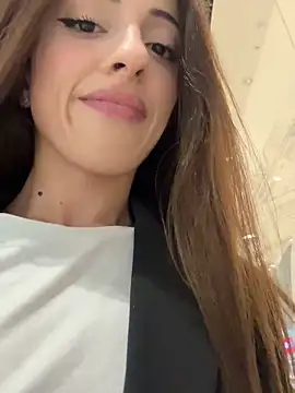 Yesmoree online show from September 26, 2025, 1:51 pm