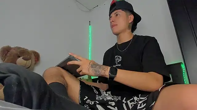 Mateo Escobar online show from December 2, 2025, 8:54 pm