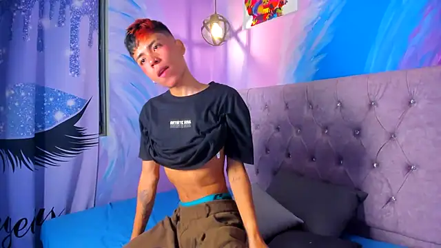 Snapshot of MaxiWildd chatting on October 24, 2025, 1:10 pm MaxiWildd online show from October 24, 2025, 1:10 pm