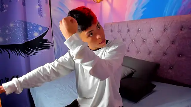 Snapshot of MaxiWildd chatting on October 10, 2025, 12:50 pm MaxiWildd online show from October 10, 2025, 12:50 pm