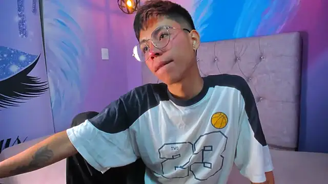 Snapshot of MaxiWildd chatting on November 13, 2025, 1:04 pm MaxiWildd online show from November 13, 2025, 1:04 pm