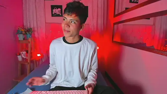 Snapshot of MaxiWildd chatting on November 22, 2025, 1:10 pm MaxiWildd online show from November 22, 2025, 1:10 pm