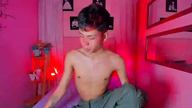 Snapshot of MaxiWildd chatting on November 18, 2025, 1:03 pm MaxiWildd online show from November 18, 2025, 1:03 pm