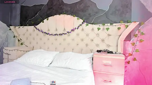 Snapshot of AmbarFoxx_ chatting on November 24, 2025, 3:17 am AmbarFoxx online show from November 24, 2025, 3:17 am