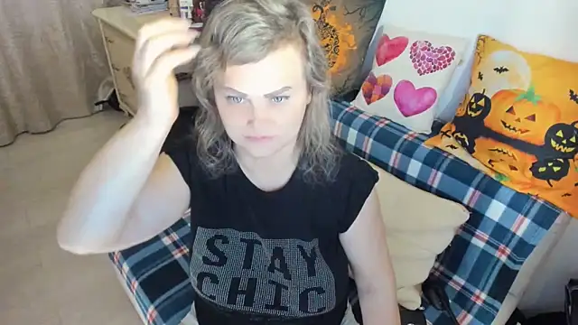 Snapshot of MildMature chatting on December 18, 2025, 7:18 pm MildMature online show from December 18, 2025, 7:18 pm