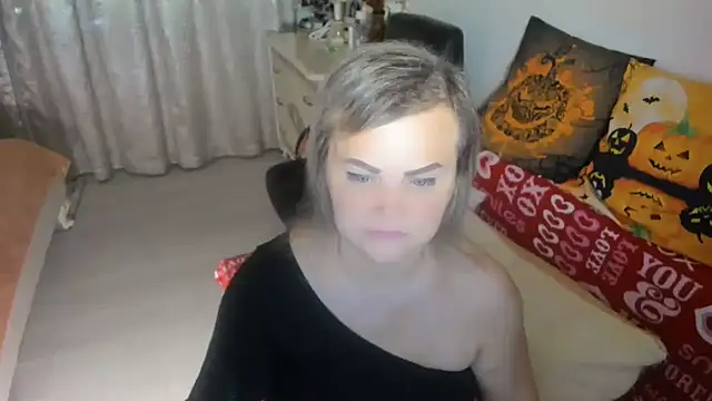 Snapshot of MildMature chatting on November 6, 2025, 6:56 pm MildMature online show from November 6, 2025, 6:56 pm