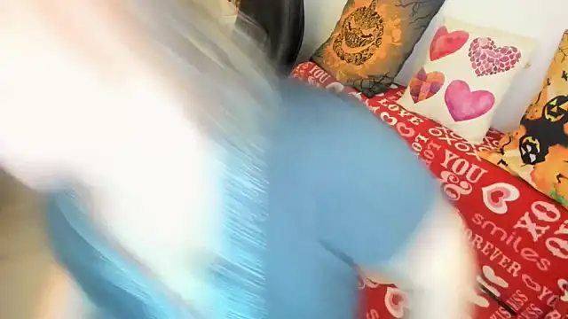 Snapshot of MildMature chatting on October 29, 2025, 1:04 am MildMature online show from October 29, 2025, 1:04 am