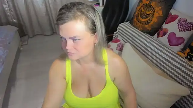 Snapshot of MildMature chatting on October 16, 2025, 8:06 pm MildMature online show from October 16, 2025, 8:06 pm