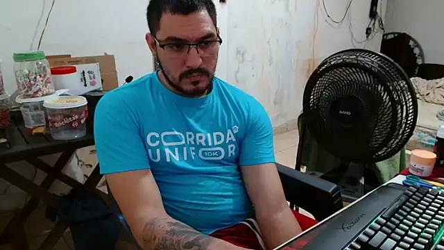 Snapshot of Leonino231 chatting on November 17, 2025, 6:01 pm Leonino231 online show from November 17, 2025, 6:01 pm