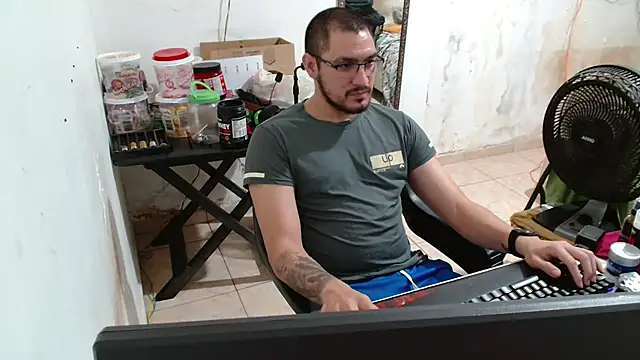 Snapshot of Leonino231 chatting on October 9, 2025, 10:32 pm Leonino231 online show from October 9, 2025, 10:32 pm