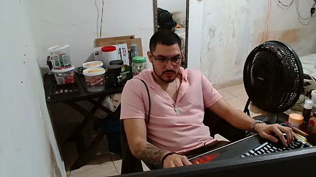 Snapshot of Leonino231 chatting on November 9, 2025, 8:57 pm Leonino231 online show from November 9, 2025, 8:57 pm