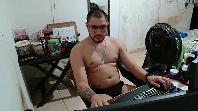 Snapshot of Leonino231 chatting on October 7, 2025, 12:55 am Leonino231 online show from October 7, 2025, 12:55 am