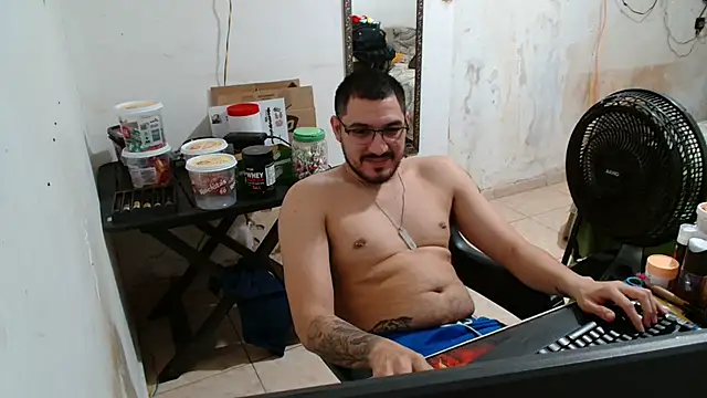 Snapshot of Leonino231 chatting on November 10, 2025, 9:42 pm Leonino231 online show from November 10, 2025, 9:42 pm