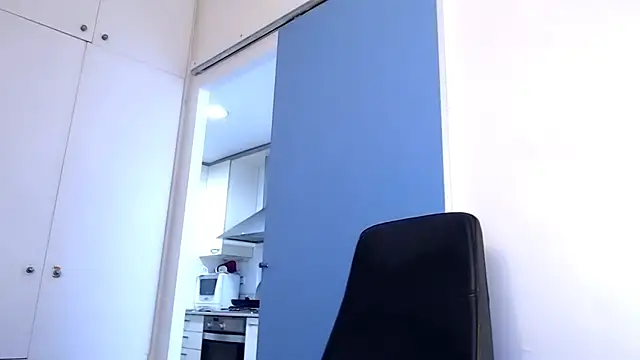 tomfoxcam online show from October 21, 2025, 3:33 pm