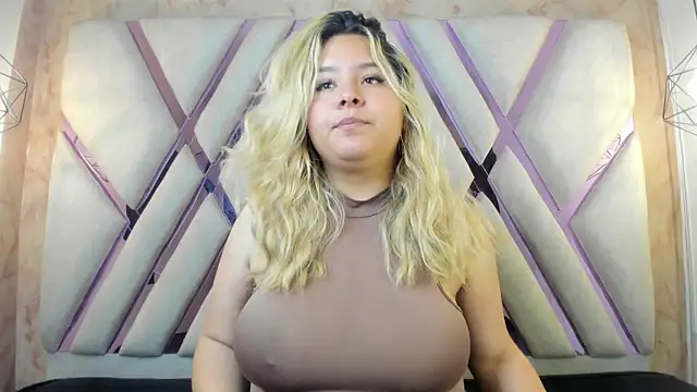 Snapshot of Zafiro_claire chatting on June 21, 2026, 3:40 pm Zafiro claire online show from June 21, 2026, 3:40 pm
