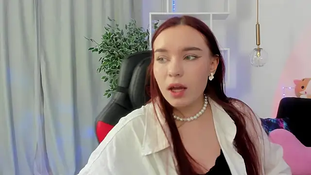 NoraHaynes online show from October 6, 2025, 3:08 am
