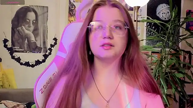 Snapshot of Sienna-Cow chatting on November 6, 2025, 12:53 pm Sienna-Cow online show from November 6, 2025, 12:53 pm