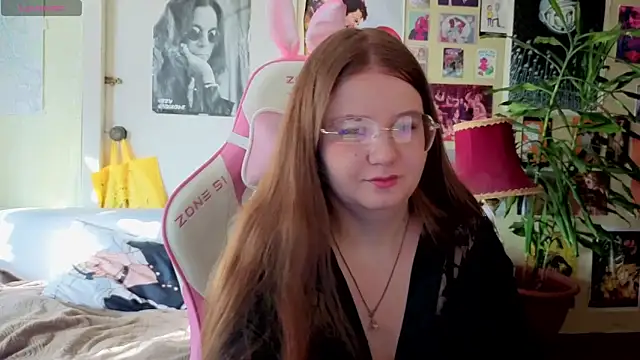 Snapshot of Sienna-Cow chatting on October 3, 2025, 12:06 pm Sienna-Cow online show from October 3, 2025, 12:06 pm