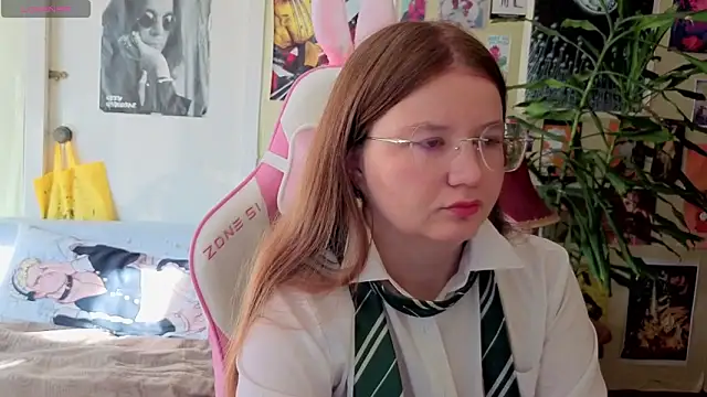 Snapshot of Sienna-Cow chatting on October 1, 2025, 11:47 am Sienna-Cow online show from October 1, 2025, 11:47 am