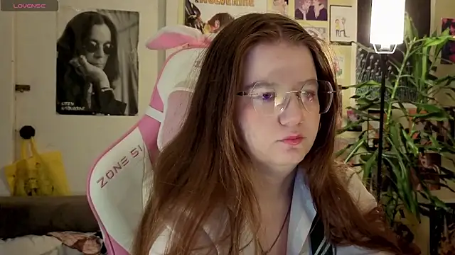 Snapshot of Sienna-Cow chatting on October 24, 2025, 12:59 pm Sienna-Cow online show from October 24, 2025, 12:59 pm