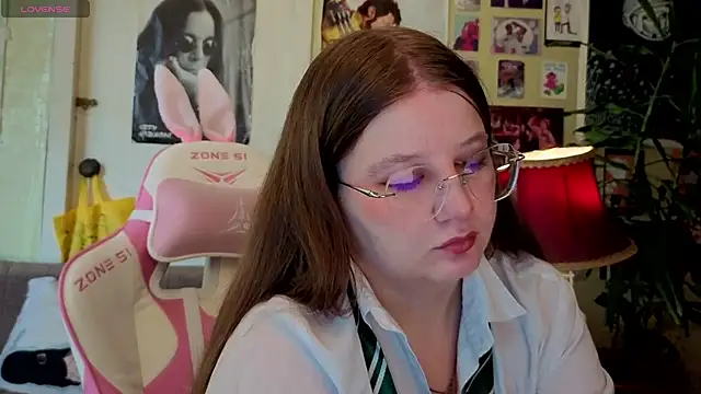 Snapshot of Sienna-Cow chatting on October 7, 2025, 10:05 am Sienna-Cow online show from October 7, 2025, 10:05 am