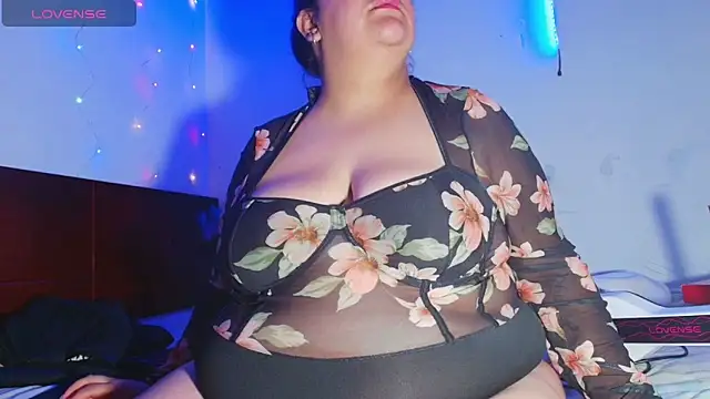 Snapshot of Julieta_Big chatting on April 30, 2026, 11:09 pm Julieta Big online show from April 30, 2026, 11:09 pm