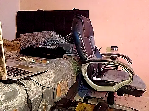 saenzjulieta1 online show from October 12, 2025, 3:13 pm