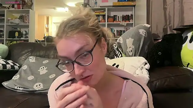 Snapshot of harleyblair chatting on November 19, 2025, 11:27 pm harleyblair online show from November 19, 2025, 11:27 pm