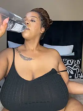 Snapshot of THICKBUNNYCHICKxxx chatting on April 2, 2026, 8:26 pm THICKBUNNYCHICKxxx online show from April 2, 2026, 8:26 pm