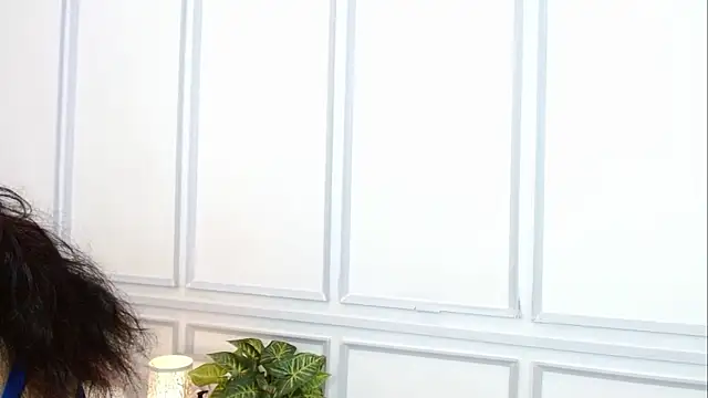 Snapshot of MiiaLane chatting on November 17, 2025, 12:20 pm MiiaLane online show from November 17, 2025, 12:20 pm