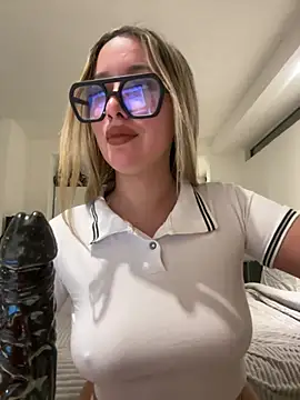 miagarcia250 online show from April 28, 2026, 3:44 am