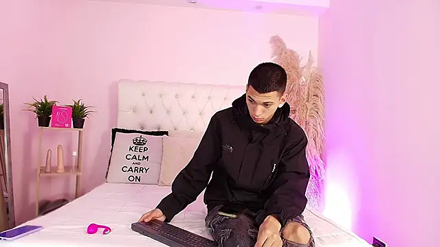 Snapshot of AmelieAndAce chatting on November 18, 2025, 12:52 pm AmelieAndAce online show from November 18, 2025, 12:52 pm