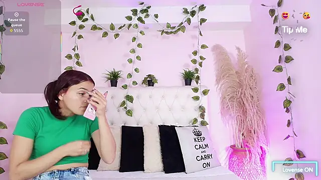 Snapshot of AmelieAndAce chatting on December 5, 2025, 1:43 pm AmelieAndAce online show from December 5, 2025, 1:43 pm